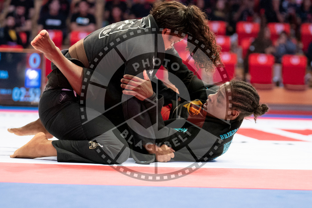 20231108PBB1672 | Fighters compete during the AJP World Professional Championship in the Mubadala Arena in Abu Dhabi, Arab United Emirates, on November 8, 2023.