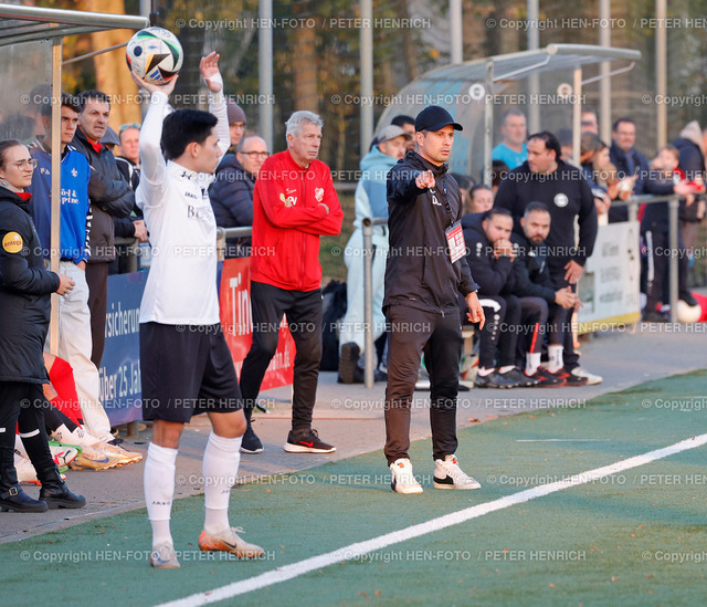 Rot-Weiss Darmstadt besiegt Viktoria Griesheim | 27.10.2024 Fussball Saison 2024 2025 Verbandsliga Süd SC Viktoria Griesheim - SKV Rot-Weiss Darmstadt (1:3) v. li. Trainer Dominik Lohrer (RWDA) gibt Anweisungen vor dem Einwurf von Loris-Seree Lang Ghm) (Foto: Peter Henrich) - Realisiert mit Pictrs.com