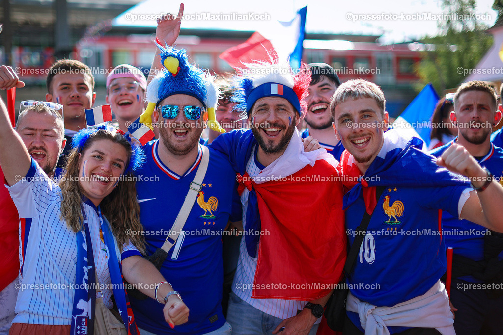 HHmx05072401003 | 05.07.2024, Hamburg, EURO2024 FRANCE VS PORTUGAL Fans and Unterstützer von Frankreich vor dem Fußballspiel zwischen der Nationalmannschaft  von France (les Bleus) und Portugal im Viertelfinale knock out game der UEFA EURO, EM, Europameisterschaft, Fussball 2024 tournament. Fanmarsch von Schnellingen zum Stadion vor dem Spiel.