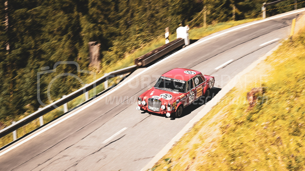 19. Arosa ClassicCar 2023 - 1. September 2023 | 19. Arosa ClassicCar 2023
Arosa, Schweiz
Weber Ulrich aus Schönenberg-Kübelberg mit der Startnummer 324 in einem Mercedes - Benz 300 SEL 6.3, Jahrgang 1970, in der Klasse Alpine Performance.
@arosaclassiccar, @arosa.official, #arosaclassiccar, #arosa, #76curves, #classiccar
Bild: Sportfotografie Markus Aeschimann | www.markus-aeschimann.ch - Realisiert mit Pictrs.com