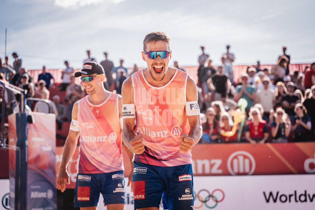 Beachvolleyball | Männer | Allianz German Beach Tour 2025 | Tourstop Düsseldorf | 09.05.2025 | v.l. Bennet Poniewaz und David Poniewaz jubeln nach dem Sieg
