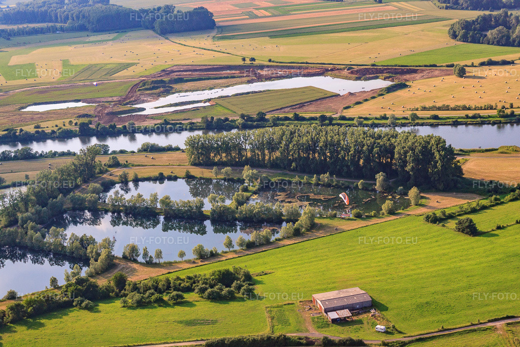 Vue aérienne: Lacs le long de la Moselle à Malling dans le département Moselle, France – .Photo: IMG_29463.jpg prise le 26/06/2010 par Werner Riehm/FLY-FOTO.eu – Résolution de l'original: 4752 x 3168 px