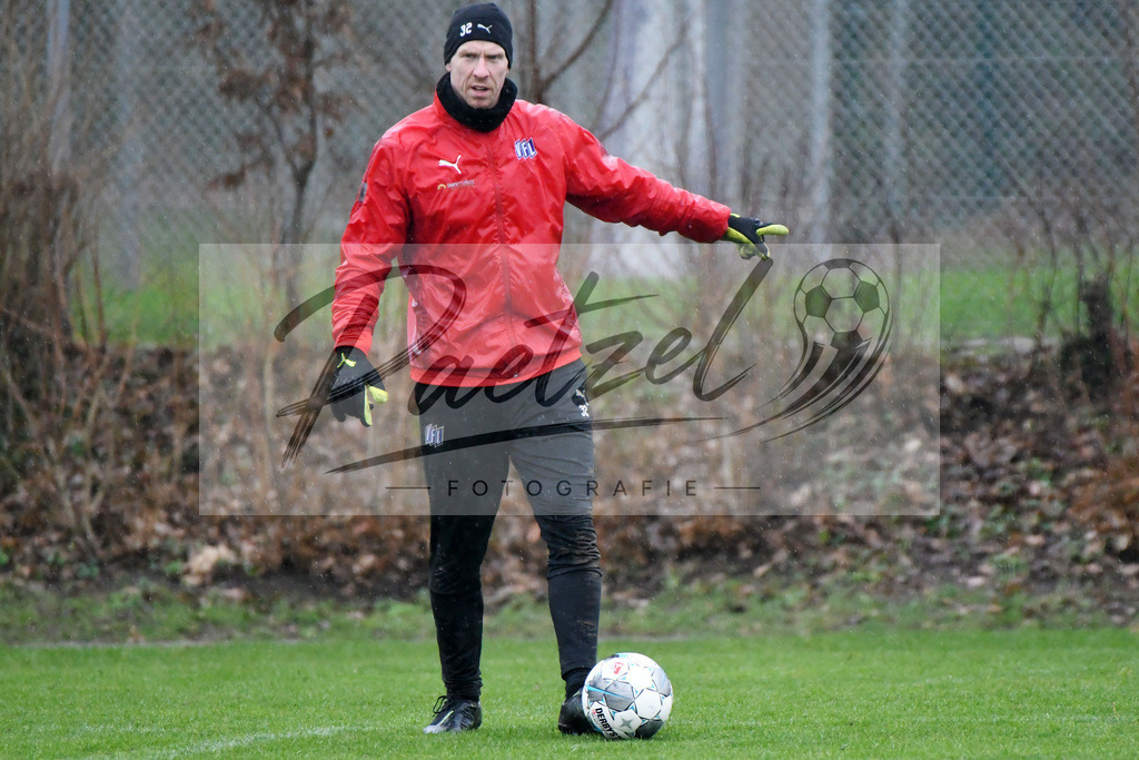 20200213_TRAOSN_0022 | Fussball, Herren: Torhueter David Buchholz (VfL Osnabrueck) gestikuliert waehrend der Trainingseinheit des VfL Osnabrueck im Sportpark Illoshoehe am 13.02.2020 in Osnabrueck, Deutschland. - Realisiert mit Pictrs.com