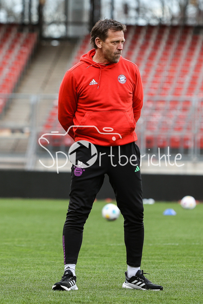 1. FC Nürnberg II - FC Bayern Amateure | Bayern Amateure Trainer Holger SEITZ in Aktion vor der Partie in Nürnberg / Freisteller / Einzelfoto