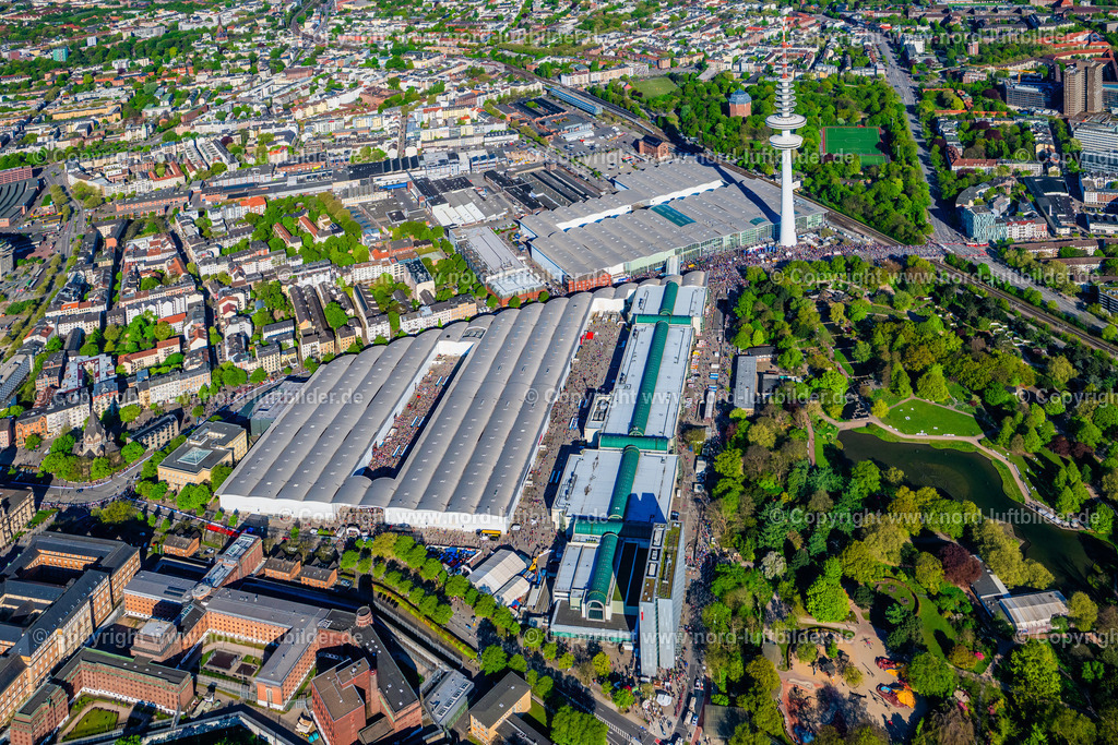 Hamburg_Messe_Marathon_Start_ELS_0958270425 | HAMBURG 27.04.2025 Ausstellungsgelände und Messehallen der Neuen Messe der Hamburg im Sonnenaufgang Messe und Congress GmbH am Fernsehturm "Heinrich-Hertz-Turm" in Hamburg. Weiterführende Informationen bei: Hamburg Messe und Congress GmbH. // Exhibition grounds and exhibition halls of the new Hamburg trade fair in the sunrise fair and congress GmbH at the television tower "Heinrich-Hertz-Turm" in Hamburg. Further information at: Hamburg Messe und Congress GmbH. Foto: Martin Elsen