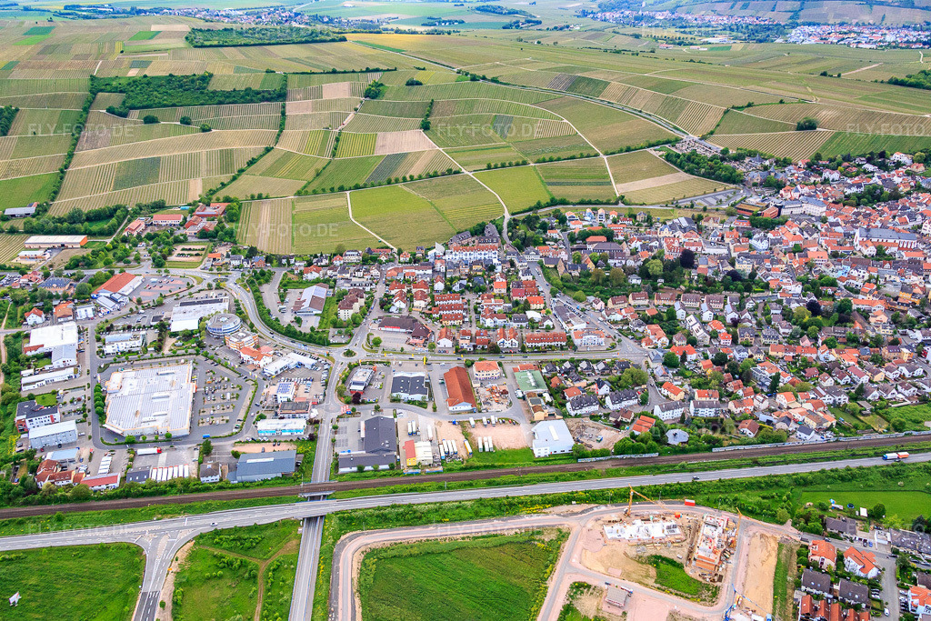 Luftbild: Gewerbegebiet Sant' Ambrogio-Ring mit EDEKA Kissel SBK Oppenheim in Oppenheim im Bundesland Rheinland-Pfalz in Deutschland. Foto: IMG_088484.jpg vom 17.05.2016 durch Werner Riehm/FLY-FOTO.deIhren Edeka-Kissel-SBK-Märkten!