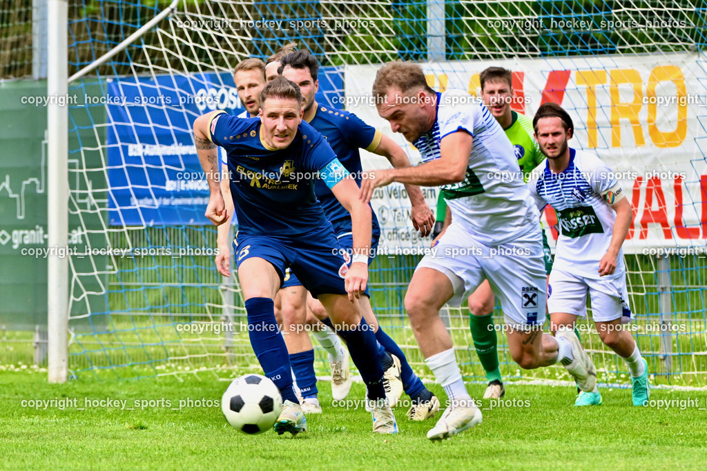ATUS Velden vs. SV Dellach Gail | #8 Fabian Kopeinig ATUS Velden, #91 Franz Übleis Dellach Gail, #23 Maximilian Wastian Dellach Gail, ATUS Velden vs. SV Dellach Gail, ATUS Velden vs. SV Dellach Gail am 03.05.2025 in Velden (Wald Arena Velden), Austria, (Photo by Bernd Stefan)