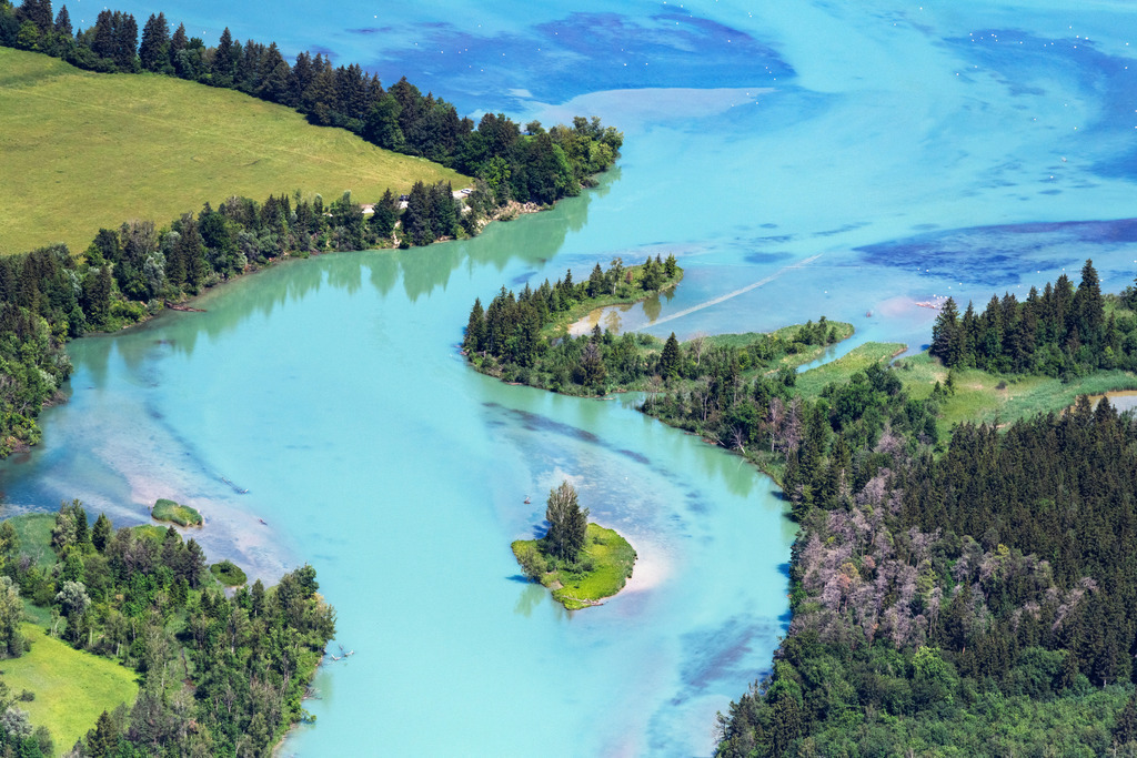 dr__0044033.jpg | MUNDRACHING 18.06.2024 Kurvenförmige Mäander - Schleife der Uferbereiche am Lech - Flußverlauf an der Straße Kalkbrennerweg in Mundraching im Bundesland Bayern, Deutschland. // Curved loop of the riparian zones on the course of the river Lech on street Kalkbrennerweg in Mundraching in the state Bavaria, Germany. Foto: Daniel Reiter
