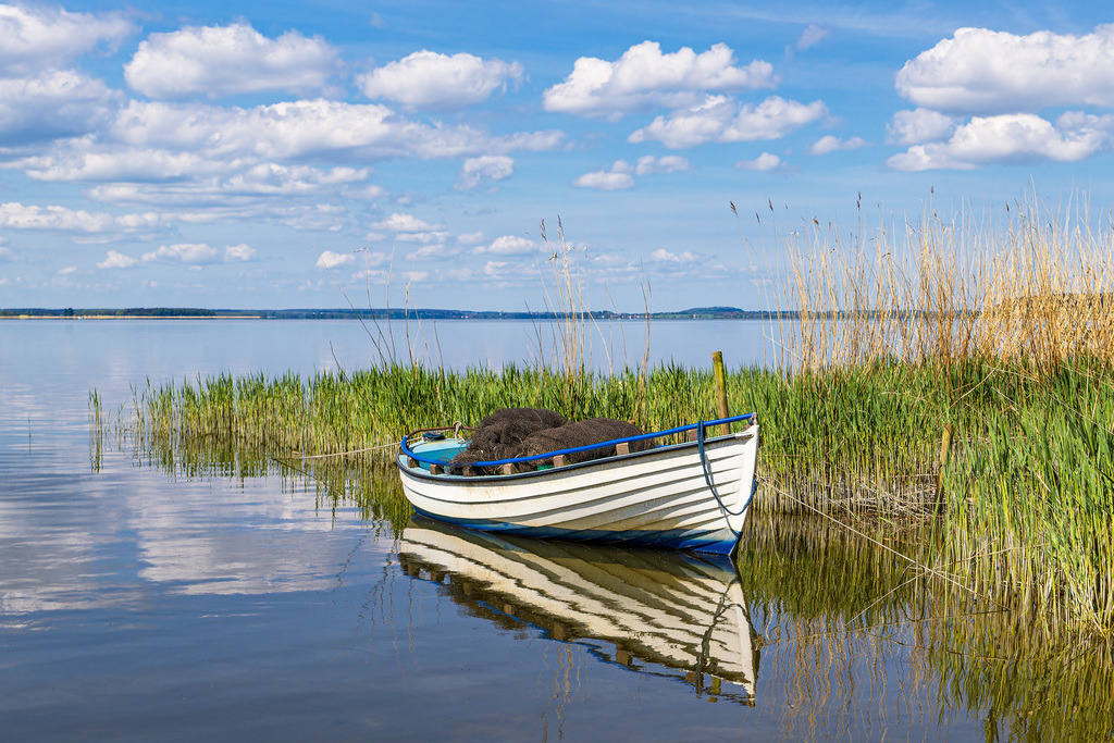 Fischerboot am Achterwasser bei Warthe auf der Insel Usedom | Fischerboot am Achterwasser bei Warthe auf der Insel Usedom.