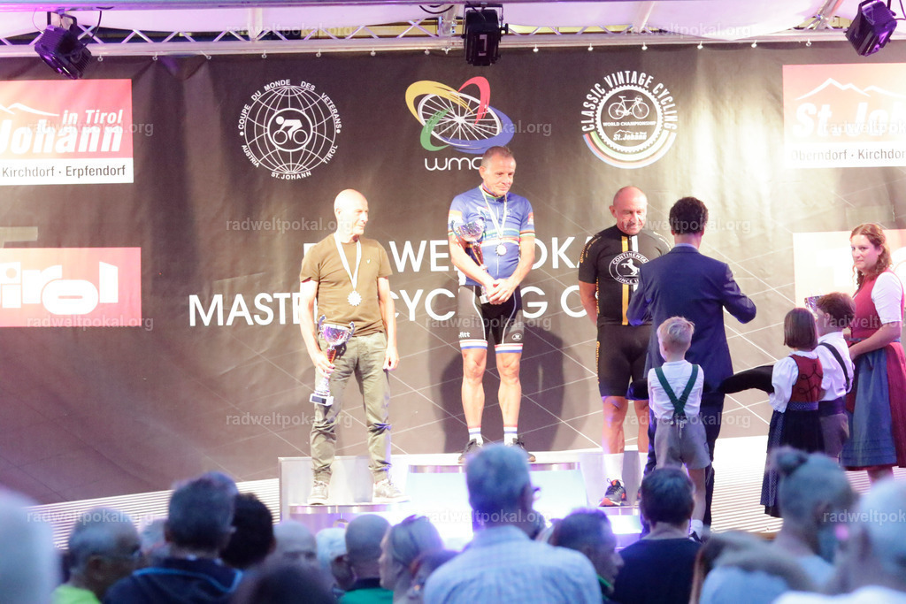 1484_20230817_Bewerb_Maenner_Muehlanger | AUT - OESTERREICH, 2023-08-16: SPORT RENNRAD-FAHREN - 55. INTERNATIONALER RADWELTPOKAL IN ST. JOHANN IN TIROL  - Vintage-Radrennen mit WM-Bronze-Medaillen-Siegerin Christina Schweinberger, den Teilnehmer und Alexander Baumann (vom Orginastions-Team) - TAG 2 BEWERB MAENNER IN SECHS GRUPPEN  ; Foto: Roland Muehlanger