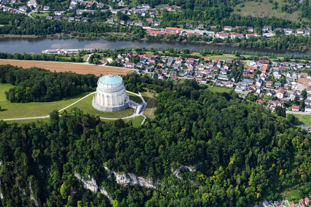 dr__0046570.jpg | KELHEIM 18.06.2024 Restaurations- und Fassadenarbeiten an der Sehenswürdigkeit und Tourismus- Attraktion des Geschichts- Denkmal " Befreiungshalle Kelheim " der Bayerische Verwaltung der staatlichen Schlösser, Gärten und Seen an der Befreiungshallestraße im Ortsteil Hohenpfahl in Kelheim im Bundesland Bayern, Deutschland. Weiterführende Informationen bei: Bayerische Verwaltung der staatlichen Schlösser, Gärten und Seen. // Tourist attraction of the historic monument " Befreiungshalle Kelheim " on street Befreiungshallestrasse in the district Hohenpfahl in Kelheim in the state Bavaria, Germany. Further information at: Bayerische Verwaltung der staatlichen Schloesser, Gaerten und Seen. Foto: Daniel Reiter