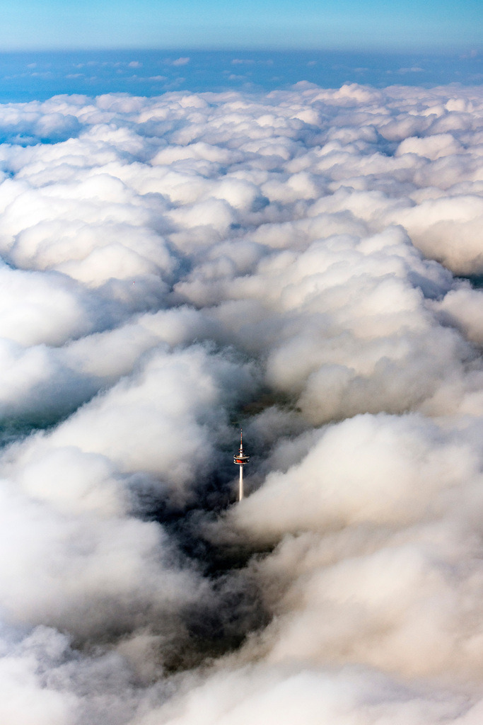 dr__0024027.jpg | BURGSALACH 17.06.2019 Wetterbedingt von einer Wolkenschicht umhülltes Fernmeldeturm- Bauwerk und Fernsehturm in Burgsalach im Bundesland Bayern, Deutschland. Weiterführende Informationen bei: DFMG Deutsche Funkturm GmbH. // Weather-dependent telecommunications tower structure and television tower enveloped by a layer of cloud in Burgsalach in the state Bavaria, Germany. Further information at: DFMG Deutsche Funkturm GmbH. Foto: Daniel Reiter