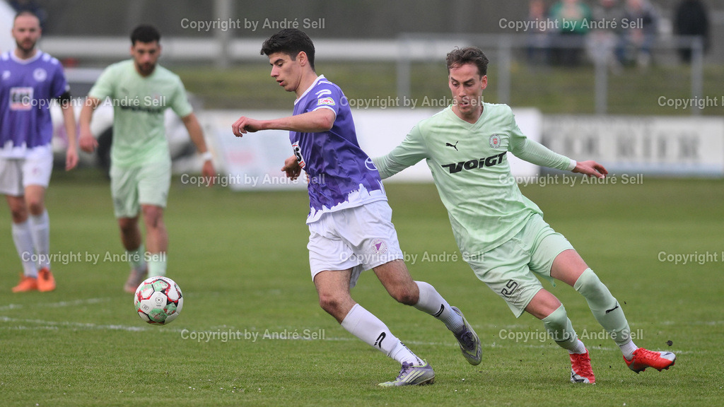 VfR Neumünster (lila) vs PSV Neumünster (grün) | Ilir Serifi (VfR #10) vs Jesper Tiedemann (PSV #11) / Fußball-Oberliga Männer 2025/2026 / VfR Neumünster (lila) vs PSV Neumünster (grün) / Grümmi-Arena / Neumünster / 15.04.26 - Realisiert mit Pictrs.com