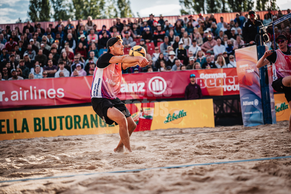 Beachvolleyball | Männer | Allianz German Beach Tour 2025 | Tourstop Berlin | 24.08.2025 | Max Just verteidigt den Ball