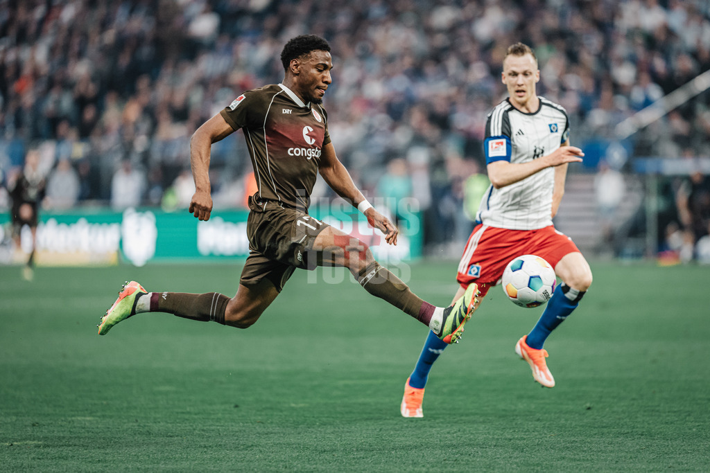 Fußball | Männer | Saison 2023/2024 | 2. Fußball-Bundesliga | 32. Spieltag | Hamburger SV vs. FC St. Pauli  | 03.05.2024 | Oladapo Afolayan (#17, FC St. Pauli) nimmt elegant den Ball an