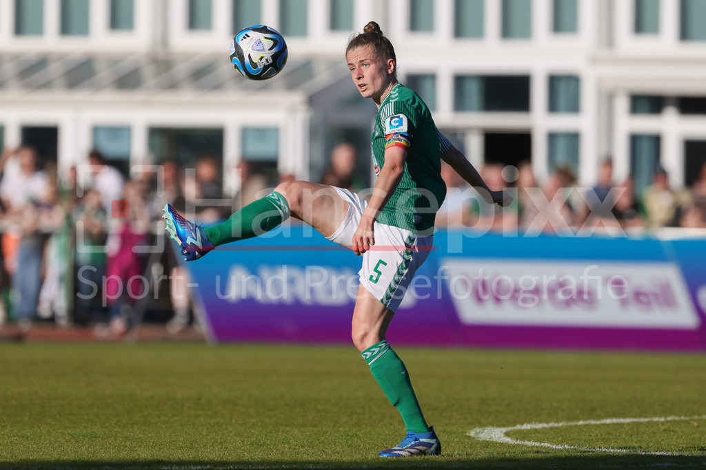 Fussball, Google Pixel Frauen-Bundesliga, SV Werder Bremen - VfL Wolfsburg | v.li.: Michelle Ulbrich (SV Werder Bremen, 5) am Ball, Freisteller, Einzelbild, Ganzkörper, Aktion, Action, Spielszene, DIE DFB-RICHTLINIEN UNTERSAGEN JEGLICHE NUTZUNG VON FOTOS ALS SEQUENZBILDER UND/ODER VIDEOÄHNLICHE FOTOSTRECKEN. DFB REGULATIONS PROHIBIT ANY USE OF PHOTOGRAPHS AS IMAGE SEQUENCES AND/OR QUASI-VIDEO.