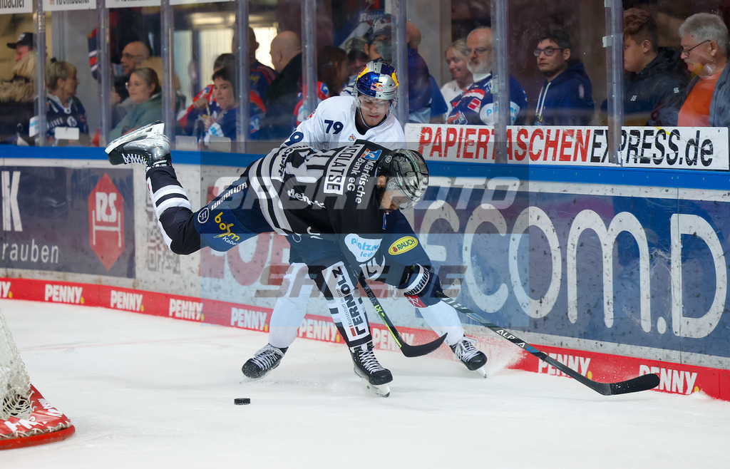Iserlohn Roosters - Red Bull Muenchen | Sena Acolatse #14 (Iserlohn Roosters), Philipp Krening #79 (EHC Red Bull Muenchen)
DEL: Iserlohn Roosters - Red Bull Muenchen - Realisiert mit Pictrs.com