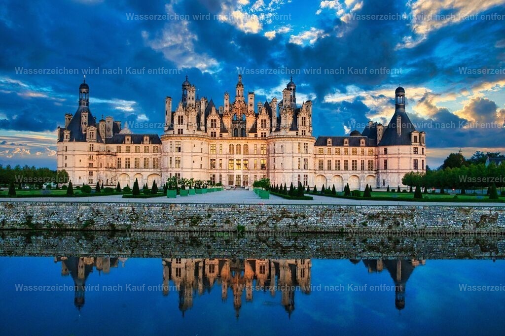 Frankreich - Blick auf Chateau de Chambord - Château de Chambord - im Loiretal | Schloss Chambord  (Château de Chambord) ist das größte Schloss des Loiretales in Frankreich. Es liegt ca. 15 Kilometer östlich von Blois in einem ausgedehnten früheren Jagdgebiet. Der Renaissancebau wurde in der ersten Hälfte des 16. Jahrhunderts unter König Franz I. als Prunk- und Jagdschloss bei Chambord errichtet und gilt als das prächtigste aller Loireschlösser. - Realisiert mit Pictrs.com