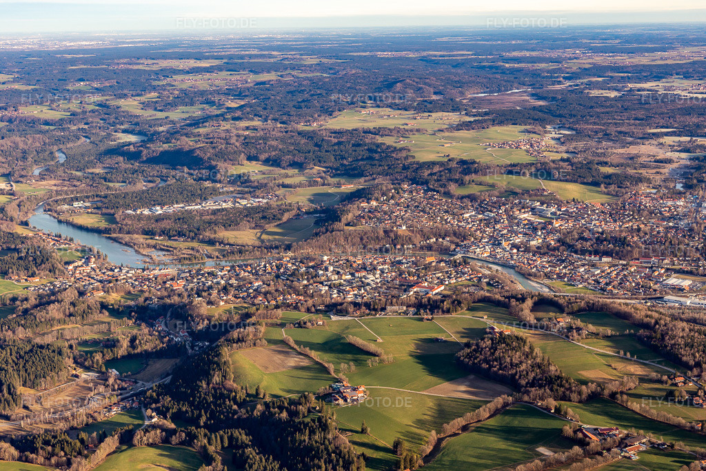 Luftbild: Stadtübersicht an der Isar von Südwesten in Bad Tölz im Bundesland Bayern in Deutschland. Foto: IMG_139599.jpg vom 28.12.2023 durch Werner Riehm/FLY-FOTO.de
