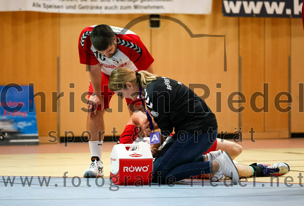 2022-09-24_101_SpVgg_Altenerding_gegen_HSG_Freising-Neufahrn | Erding, Deutschland, 24.09.2022:
Handball, Bezirksoberliga Männer 2022 / 2023, 2. Spieltag, SpVgg Altenerding gegen HSG Freising-Neufahrn, Endergebnis: 18:26

Christian Loris (SpVgg Altenerding, #10), Quirin Huber (SpVgg Altenerding, #8), Physio Jana Otto (Spvgg Altenerding)

Foto: Christian Riedel / fotografie-riedel.net