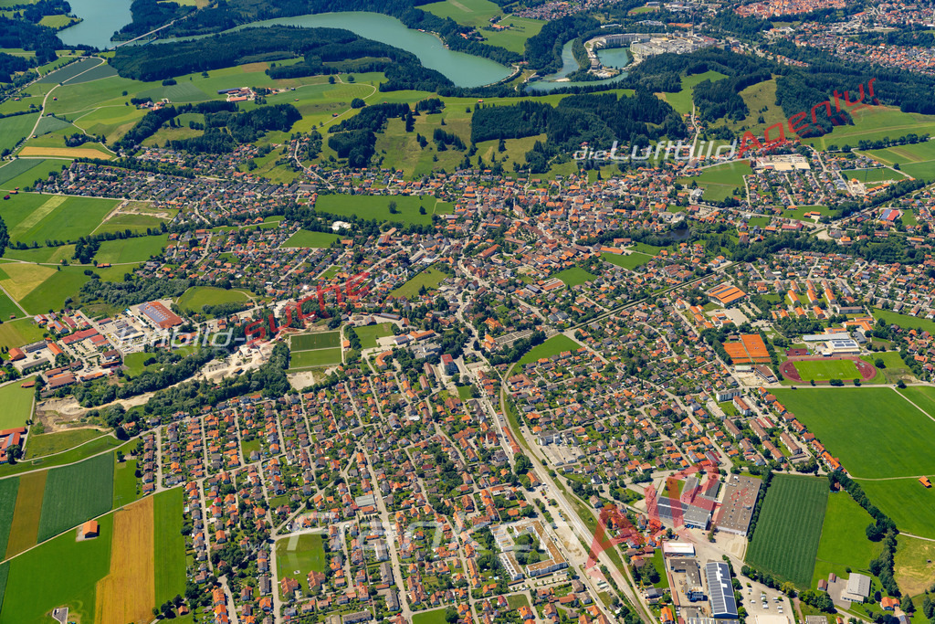 Aktuelles Luftbild von  Peiting - Die Luftaufnahme wurde 2022 mittels UL-Flugzeug erstellt ( keine Drohne ) - hochauflösende Kamera-Systeme von  Canon -Beste Qualität - Für grossformatige Ausdrucke geeignet. Die Geschenkidee !