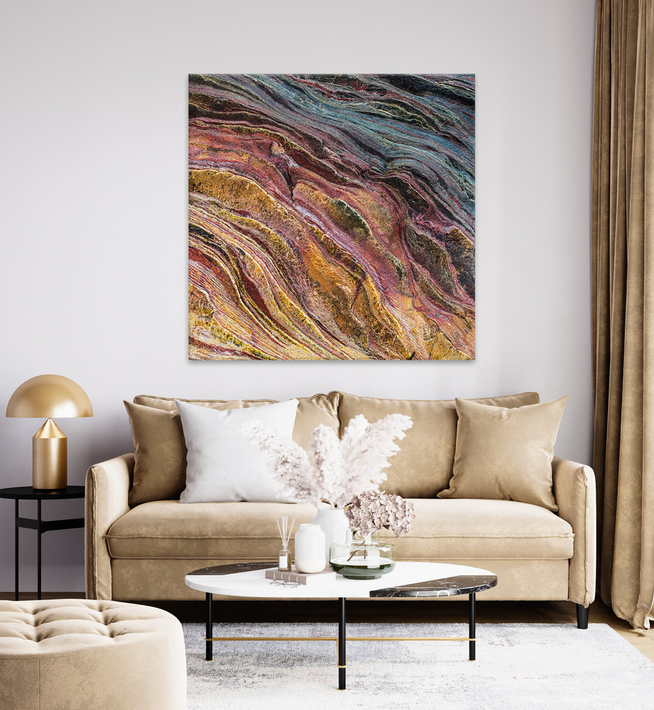 Farbige Gesteinsschichten als Wandgestaltung für Ihr Wohnzimmer | Sie finden dieses Motiv in der Galerie Fotokunst im Quadrat (https://shop.soulimages.eu/img/hvuwet). - Realisiert mit Pictrs.com