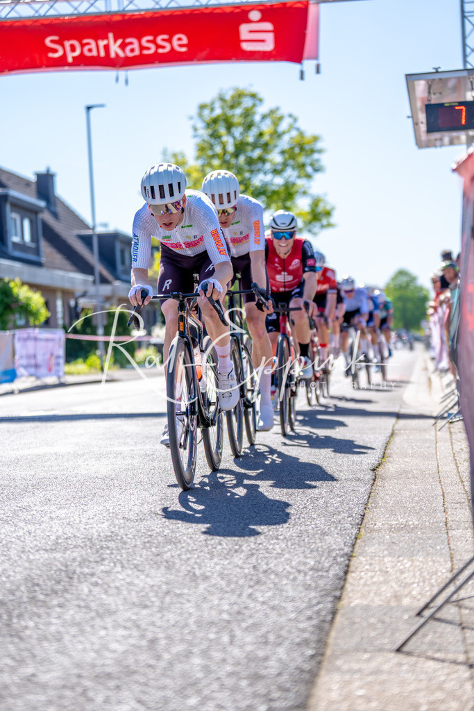 Spurt in den Mai 2026 - Großer Preis der Sparkasse Neuss | Annual one-day road cycling race "Großer Preis der Sparkasse Neuss" held in Büttgen, Germany, organized by VfR Büttgen 1912 e.V. The event features multiple races across all age categories from U11 youth to Elite men. - Realisiert mit Pictrs.com