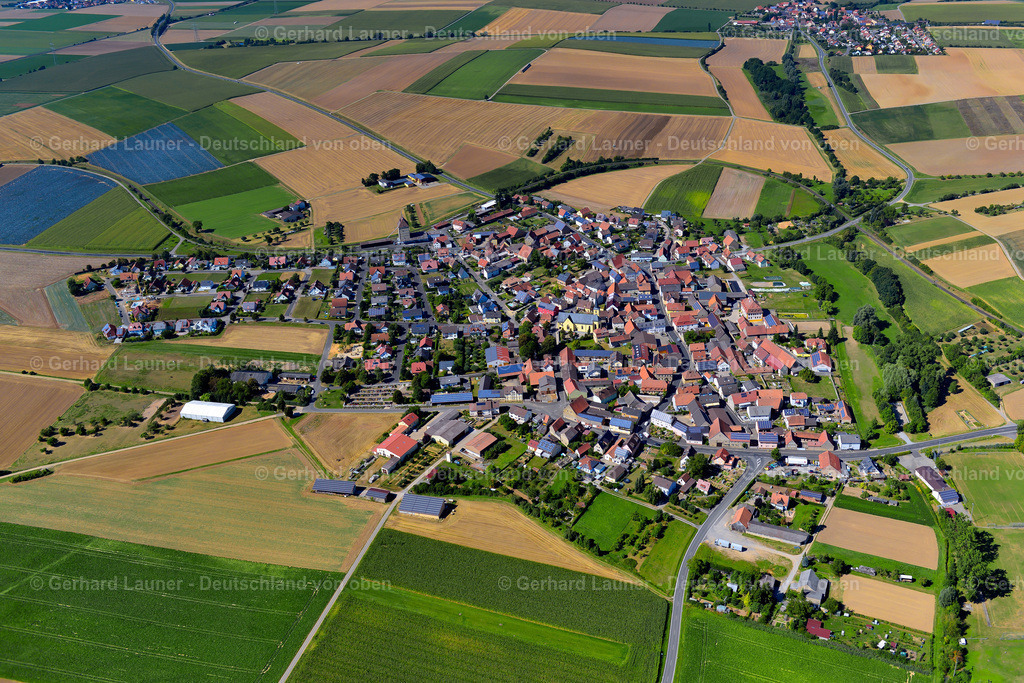 3650300 | PROSSELSHEIM 31.08.2016 Ortsansicht am Rande von landwirtschaftlichen Feldern und Nutzflächen  in Prosselsheim im Bundesland Bayern, Deutschland // Village view on the edge of agricultural fields and land  in Prosselsheim in the state Bavaria, Germany Foto: Gerhard Launer