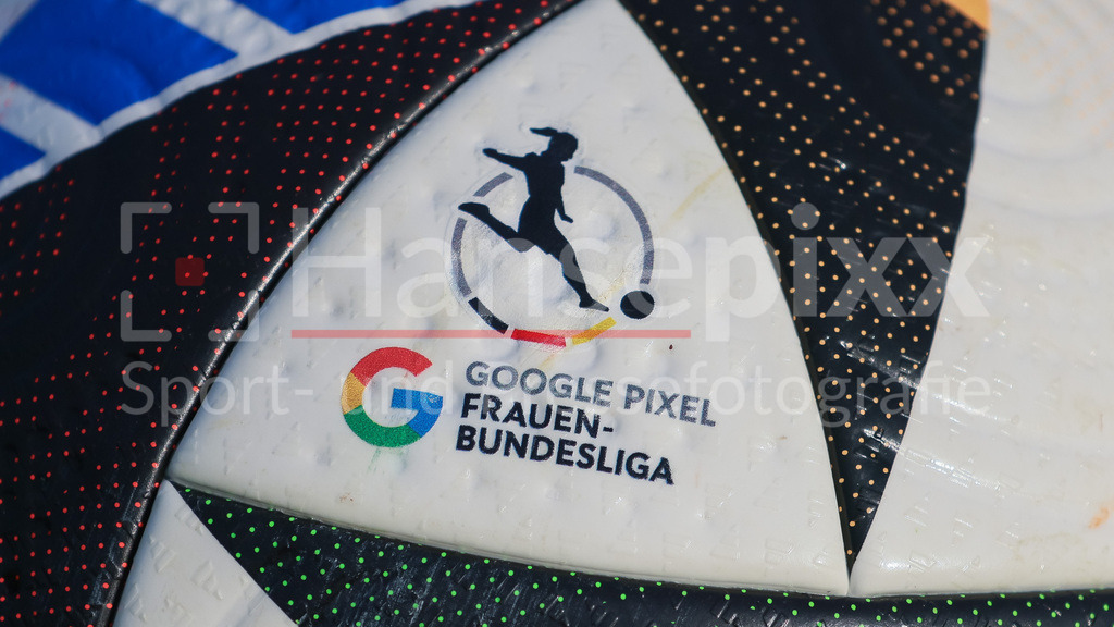 Fussball, Google Pixel Frauen-Bundesliga, Training SV Werder Bremen | Der Spielball liegt auf dem Spielfeld, Rasen, Gras, Boden, Google Pixel Frauen-Bundesliga, adidas, Fussballliebe, Fußballliebe, Pro, Precisionshell, Speedshell, Symbolfoto, Symbolbild Fussball, Fußball, Ball, Offizieller Ball, Offizieller Spielball, Offical Match Ball, Offical Matchball, Anschnitt mit dem Logo der Google Pixel Frauen-Bundesliga