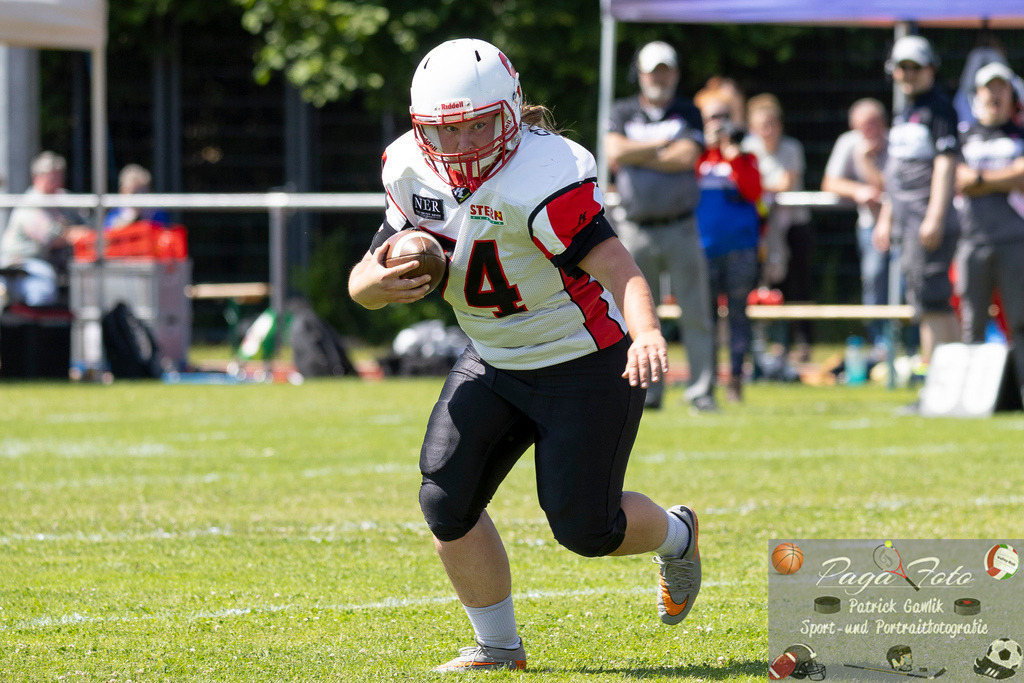GFLW 1: German Football League Women 1: Rodgau Pioneers Ladies - Stuttgart Scorpions Sisters, 07.06.2026 | Christina Utzinger (Stuttgart Scorpions Sisters #74) läuft den Ball, Freisteller, Portrait / Porträt, Rodgau Pioneers Ladies - Stuttgart Scorpions Sisters, Rodgau, Maingau-Energie-Stadion "Am Weichsee", 7.6.2026 - Realisiert mit Pictrs.com