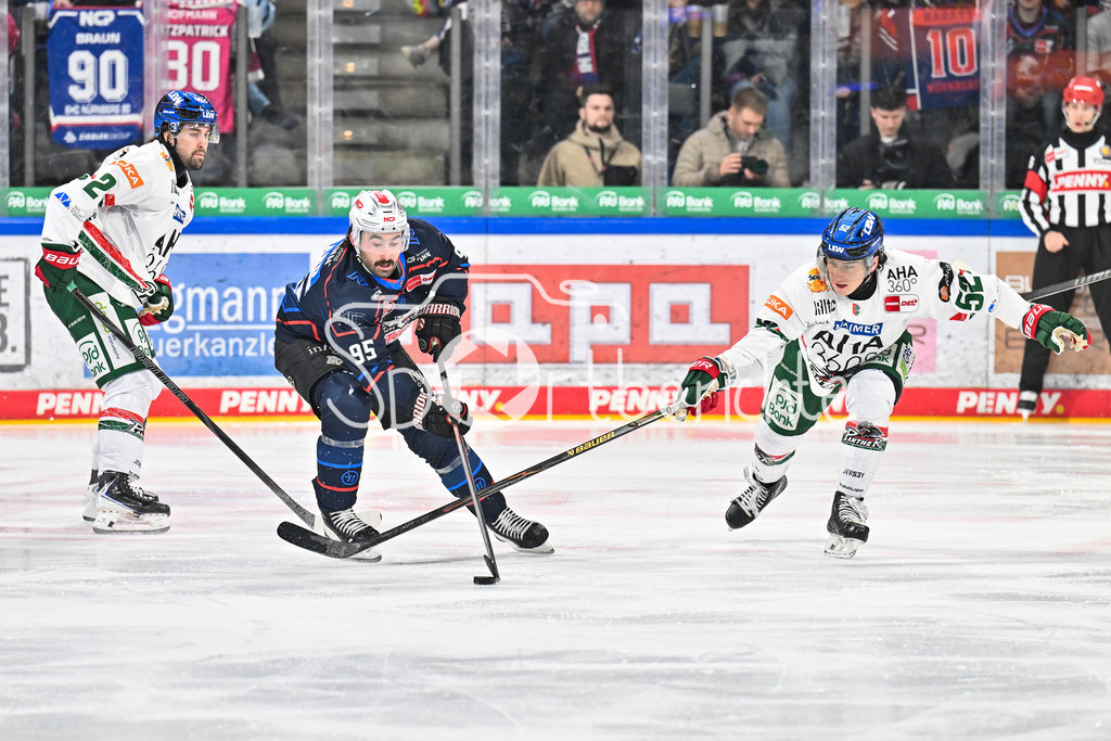 Nürnberg Ice Tigers - Augsburger Panther | NUREMBERG, GERMANY - 23. JANUARY: im Duell Charlie GERARD (Nürnberg Ice Tigers 95) und Enrico HENRIQUEZ (Augsburger Panther 52) während dem Match zwischen den Nürnberg Ice Tigers und den Augsburger Panthern am 42. Spieltag der Penny DEL in der PSD Bank Nürnberg Arena