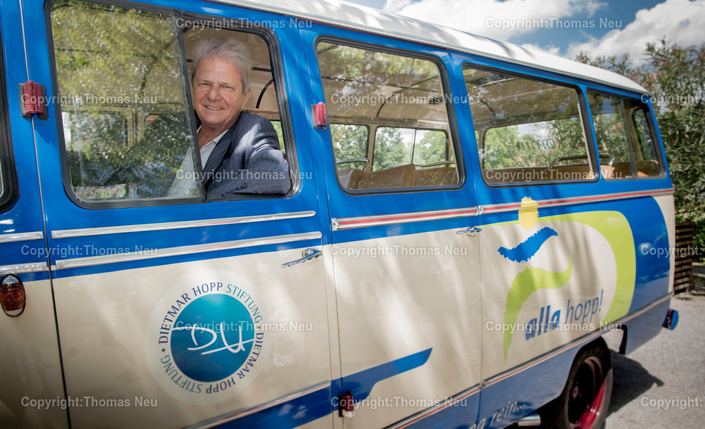 _DSC8104 | Dietmar Hopp sitz lächelnd im historischen Bus mit dem Logo der nach ihm benannten Dietmar-Hopp-Stiftung,  aufgenommen im Luisenpark Mannheim während der Präsentation der Aktion die Bewegung für jung und alt fördert, 18 Kommunen in der Metropolregion haben "alla Hopp" Anlagen von der Stiftung nach einem Bewerbungsverfahren bezahlt bekommen, 