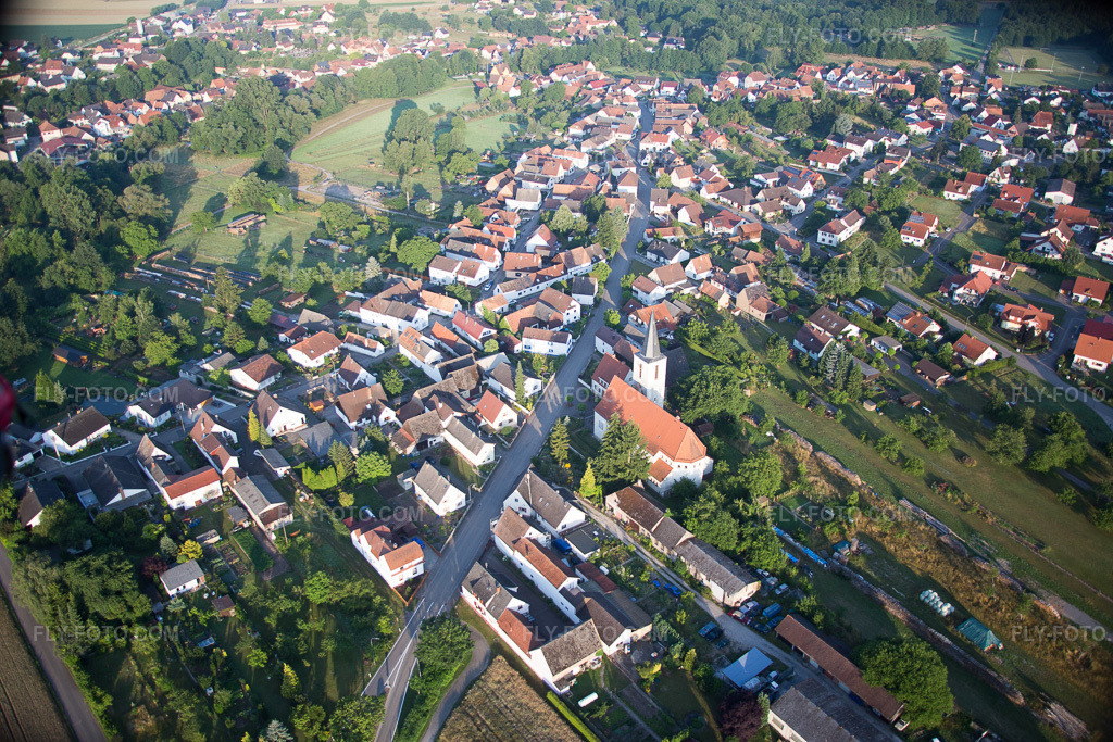 Aerial view: View of the town in Scheibenhard in the state Bas-Rhin, France. – Photo: IMG_082876.jpg taken on 06/26/2015 by Werner Riehm/FLY-FOTO.com – Resolution of the original: 5472 x 3648 px