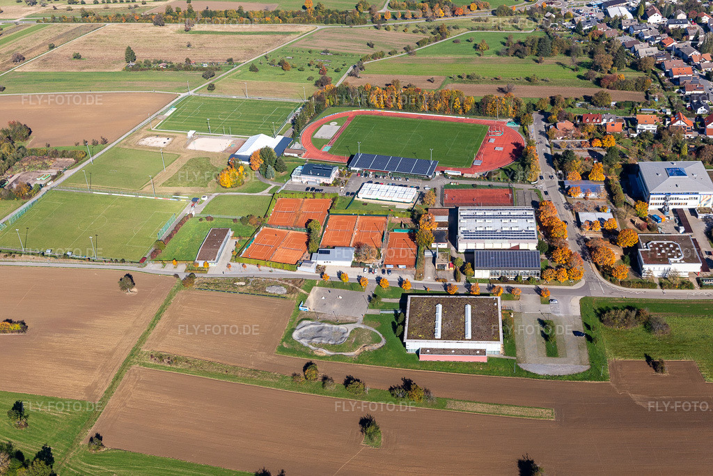 Luftbild: Stadion im SONOTRONIC Sportpark SV 1899 im Ortsteil Langensteinbach in Karlsbad im Bundesland Baden-Württemberg in Deutschland. Foto: IMG_129919.jpg vom 24.10.2021 durch Werner Riehm/FLY-FOTO.de
