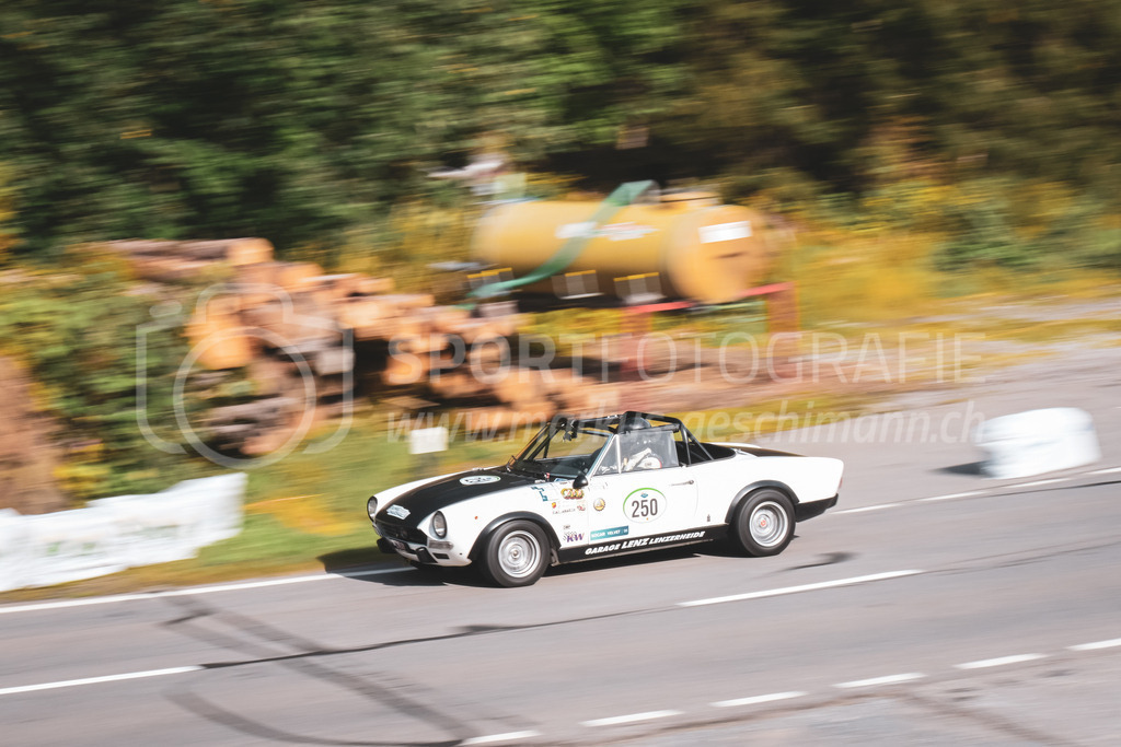 21. Arosa ClassicCar 2025 - 7. =September= 2025 | Andreas Lenz aus Lenzerheide (SUI) in einem Fiat 124 Spider Abarth CSA aus dem Jahre 1975 mit Startnummer 250 am Arosa ClassicCar 2025 in der Kategorie Classic Trophy..@arosaclassiccar, @arosa.official, #arosaclassiccar, #arosa, #76curves, #classiccarBild: Sportfotografie Markus Aeschimann | www.markus-aeschimann.ch - Realisiert mit Pictrs.com