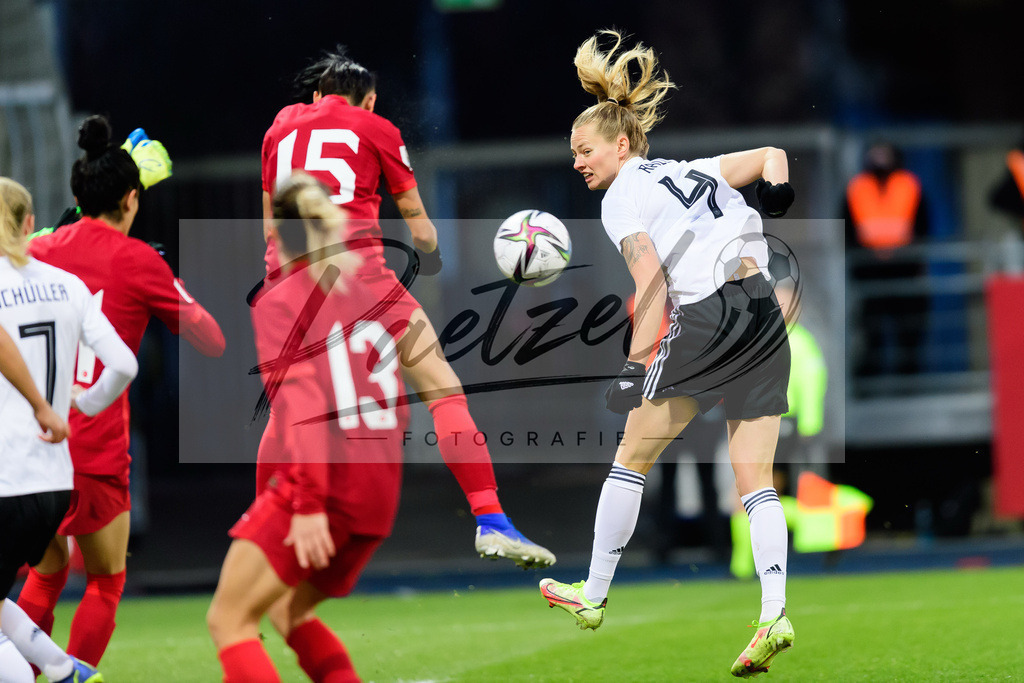 GERTUR20211126_101 | Fussball, Frauen: Kezban Tag (Turkey) und Maximiliane Rall (Germany) im Zweikampf bei dem Spiel der WM-Qualifikation zwischen Deutschland und Tuerkei im Eintracht-Stadion am 26.11.2021 in Braunschweig, Deutschland. - Realisiert mit Pictrs.com