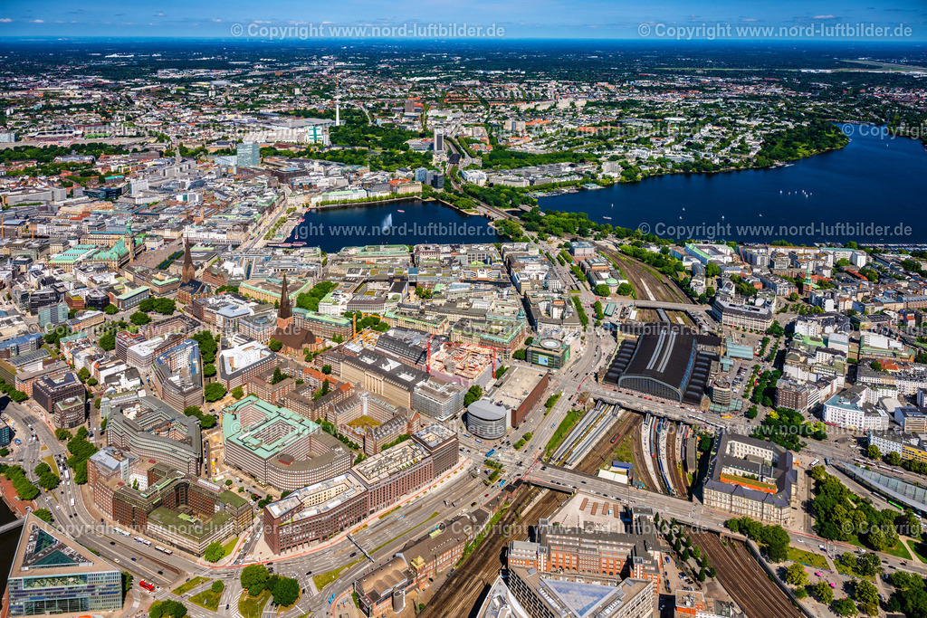 Hamburg_Innenstadt_Kontorhaus_Viertel_ELS_0453200625 | HAMBURG 20.06.2025 Büro- und Geschäftshaus- Ensemble des Kontorhaus Viertel an der Altstädter Straße - Steinstraße - Burchardstraße in der Innenstadt in Hamburg, Deutschland. Weiterführende Informationen bei: Union Investment Real Estate GmbH. // Office building - Ensemble of the Kontorhaus Viertel on Altstaedter Strasse - Steinstrasse - Burchardstrasse in the inner city in Hamburg, Germany. Further information at: Union Investment Real Estate GmbH. Foto: Martin Elsen