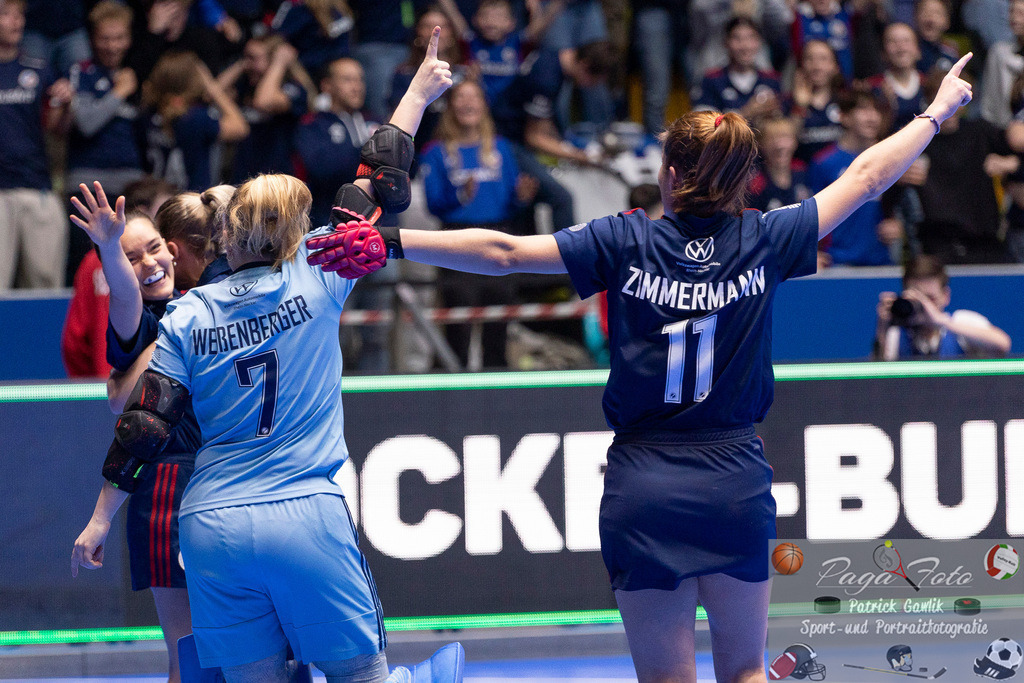 Volvo E.R.B. Final 4 Finale Frauen: Berliner HC - Mannheimer HC, 26.01.2025 | Leonie Weissenberger / Weißenberger (Mannheimer HC #7) &amp; Sonja Zimmermann (Mannheimer HC #11) &amp; Fiona Felber (Mannheimer HC #6) feiern den Titelgewinn nach Abpfiff, Berliner HC - Mannheimer HC, Frankfurt, Süwag Arena, 26.1.2025 - Realisiert mit Pictrs.com