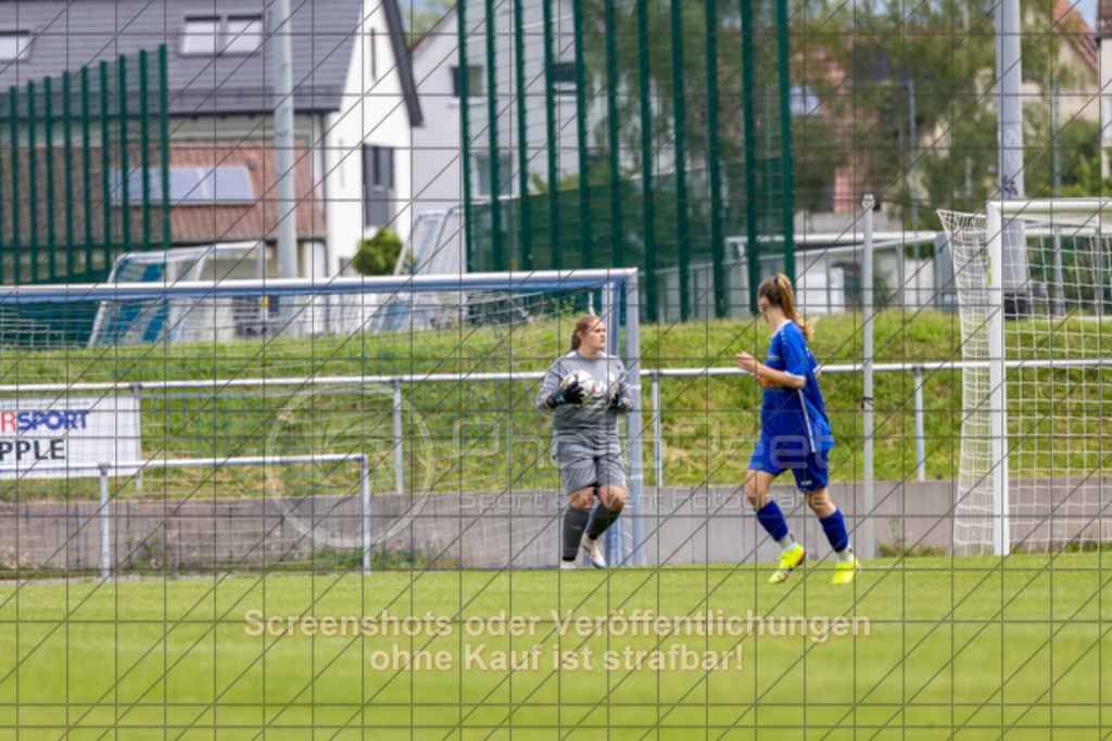 20250529_143057_1109 | #,  SGM Wendlingen-Ötlingen II (blau) vs. 1.FC Donzdorf II (schwarz), Fussball, Frauen-Bezirkspokal Finale Saison 2024/2025, Rasenplatz VfL Stadion Kirchheim, Jesinger Straße 105, 73230 Kirchheim, 29.05.2025 - 13:00 Uhr,Foto: PhotoPeet-Sportfotografie/Peter Harich