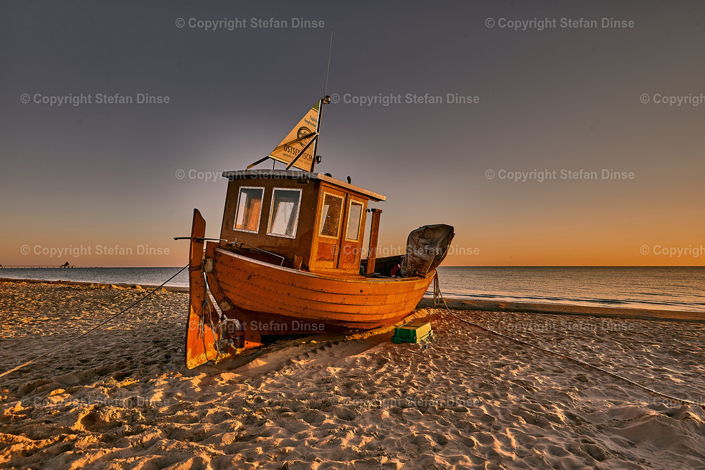 fishing boat on the beach of Usedom in the morning | fishing boat on the beach of Usedom in the morning - Realisiert mit Pictrs.com