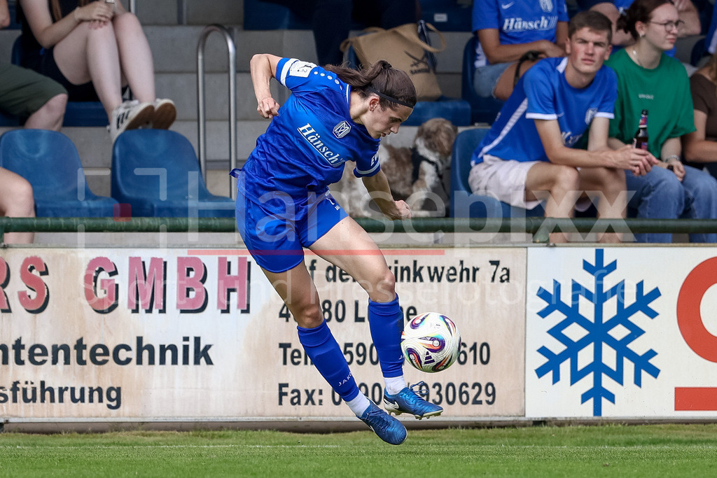 Fussball, Testspiel Frauen, SV Meppen - DSC Arminia Bielefeld | Marie Bleil (SV Meppen, 7) am Ball, Freisteller, Einzelbild, Ganzkörper, Aktion, Action, Spielszene