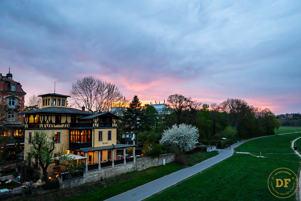 Villa Marie am Blauen Wunder im Abendlicht - 9864 | Villa Marie am Blauen Wunder im Abendlicht - 9864 - Ohne Hochwasser Wasserzeichen ist nach Kauf entfernt