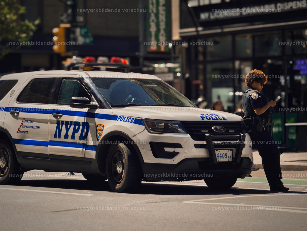 NYPD in Midtown Manhattan – Stolze Beschützer der Stadt an einem sonnigen Tag | Mitten in Midtown Manhattan, wo die Straßen voller Leben sind, steht ein Symbol für Sicherheit und Ordnung: das NYPD. Dieses Bild zeigt eine Polizistin neben einem massiven Polizeiauto, eingefangen an einem klaren, sonnigen Tag. Die Szene strahlt Stärke und Präsenz aus – ein vertrauter Anblick in einer Stadt, die niemals schläft. Das NYPD ist weltberühmt, nicht nur für seine markanten Fahrzeuge, sondern für die Menschen dahinter: stolze Hüter der Metropole, die Tag für Tag für Sicherheit sorgen. In einer Zeit, in der Budgets schrumpfen und Diskussionen über Ressourcen lauter werden, erinnert dieses Motiv daran, wie wichtig ihre Arbeit ist. Es ist ein ehrlicher Blick auf diejenigen, die helfen, schützen und für Ordnung sorgen – oft unter schwierigen Bedingungen. Wer New York liebt, erkennt hier die Essenz der Stadt: Energie, Vielfalt und Menschen, die Verantwortung übernehmen. Ein Bild, das Respekt und Dankbarkeit ausdrückt und die Realität einer Metropole zeigt, die auf ihre Helden angewiesen ist.