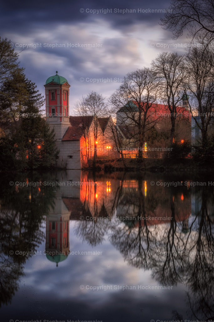 Jakober Wasserturm am Abend | Jakober Wasserturm zur Blauen Stunde in Augsburg - Realisiert mit Pictrs.com