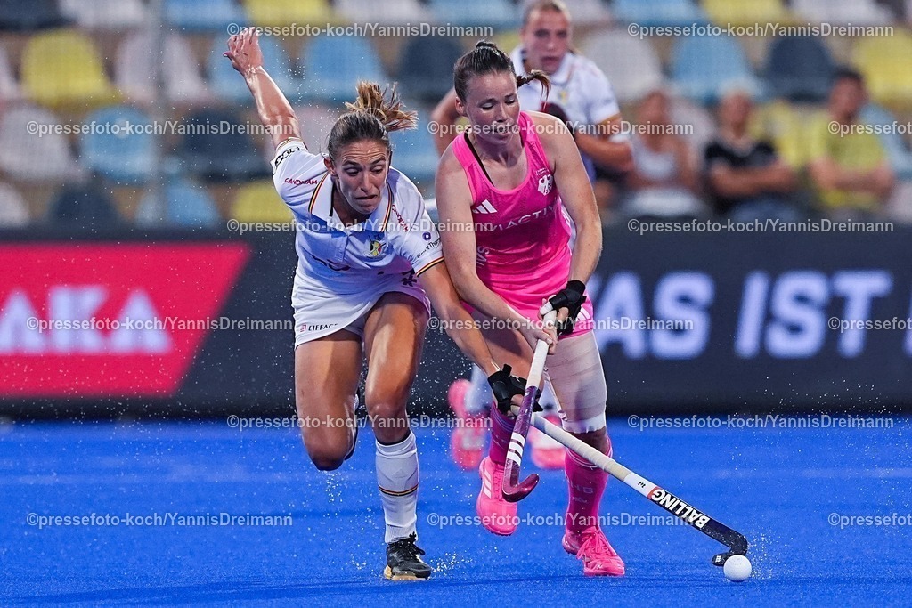 xydrx15082504046 | 15.08.2025, xydrx, Frauen EuroHockey Championship 2025, Halbfinale, Belgien - Deutschland, Sparkassenpark Mönchengladbach: Judith Van der Meiren (BEL #7) im Zweikampf gegen Sophia Schwabe (GER #8)