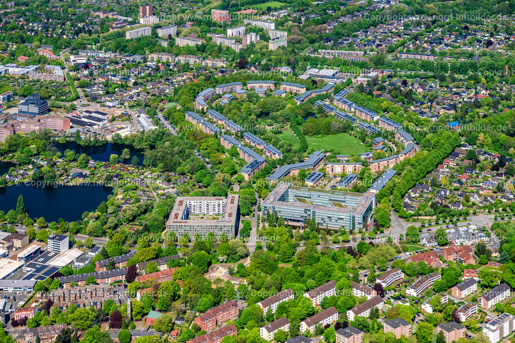 Hamburg_Farmsen_Wohnanlage_Trabrennbahn_Farmsen_Max_Herz_Ring_ELS_3877010525 | HAMBURG 01.05.2025 Blick auf den Wohnpark im Grünen auf dem Gelände der ehemaligen Trabrennbahn Farmsen am Max-Herz-Ring im Stadtteil Farmsen-Berne in Hamburg. // View of the residential area Wohnpark im Gruenen at the area of the former harness racing track Farmsen at Max-Herz-Ring in the district Farmsen-Berne in Hamburg. Foto: Martin Elsen
