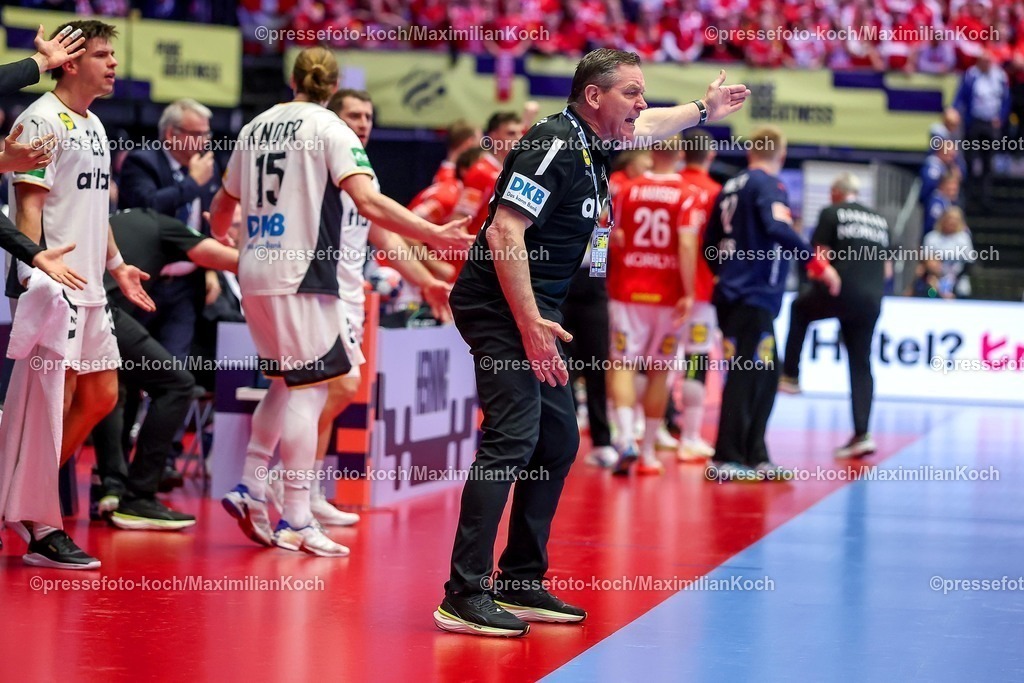 EHF01022602040 | 01.02.2026, Handball, Men's EHF EURO 2026, Deutschland - Dänemark, Jyske Bank Boxen in Herning, Final: Headcoach Alfred Gislason (Germany #hc) gestikulierend am Spielfeldrand  