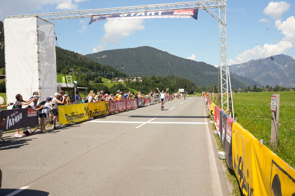 684_20230817_Bewerb_Maenner_Muehlanger | AUT - OESTERREICH, 2023-08-16: SPORT RENNRAD-FAHREN - 55. INTERNATIONALER RADWELTPOKAL IN ST. JOHANN IN TIROL  - Vintage-Radrennen mit WM-Bronze-Medaillen-Siegerin Christina Schweinberger, den Teilnehmer und Alexander Baumann (vom Orginastions-Team) - TAG 2 BEWERB MAENNER IN SECHS GRUPPEN  ; Foto: Roland Muehlanger