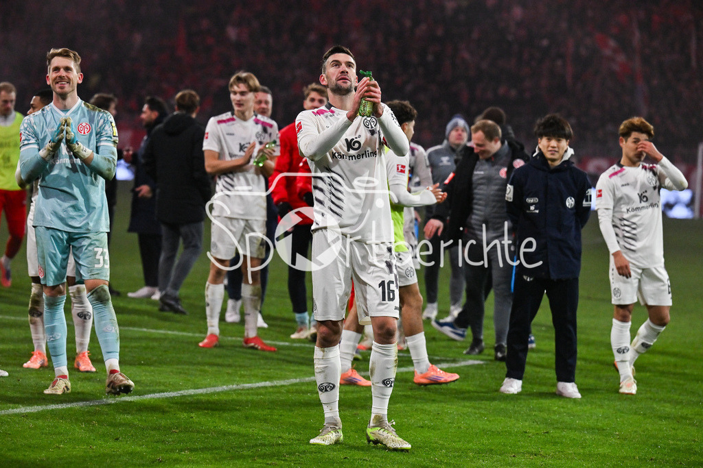 FC Bayern München - 1. FSV Mainz 05 | MUNICH, GERMANY - 14. DECEMBER: die Spieler der Gäste bedanken sich bei den mitgereisten Fans nach dem Bundesligamatch zwischen dem FC Bayern München und dem 1. FSV Mainz 05 am 14. Spieltag in der Allianz Arena / DFL REGULATIONS PROHIBIT ANY USE OF PHOTOGRAPHS AS IMAGE SEQUENCES AND/OR QUASI-VIDEO / Stefan BELL (1. FSV Mainz 05 16)