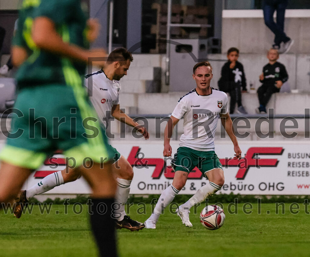 2023-09-01_096_FC_Schwaig_gegen_TSV_Gruenwald | Oberding, Deutschland, 01.09.2023:
Fußball, Landesliga Südost 2023 / 2024, 9. Spieltag, FC Schwaig gegen TSV Grünwald, Endergebnis: 3:1

Tobias Bartl (FC Schwaig, #37), Leon Roth (FC Schwaig, #21)

Foto: Christian Riedel / fotografie-riedel.net